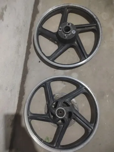 Par de rodas aro 18 cabe nas 125/150 estava na váretinha e Dafra speed