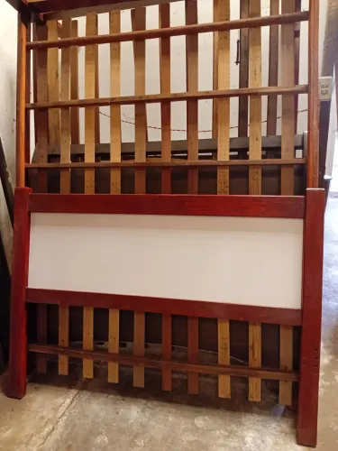 Cama de casal de madeira