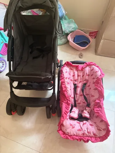 Carrinho de bebê e bebê conforto