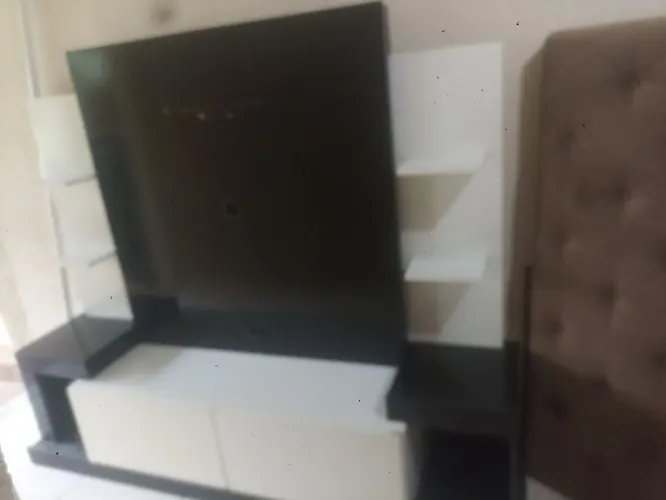 Vendo rack para sala, preto e branco, com duas gavetas. Em bom estado com poucas avarias.