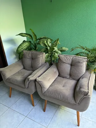 Par de Poltronas Opalla Bege com Pés Palito de Madeira