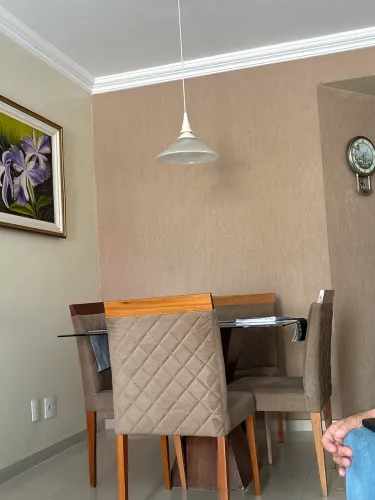 Vendo uma mesa de jantar com 4 cadeiras uma precisando de reparo