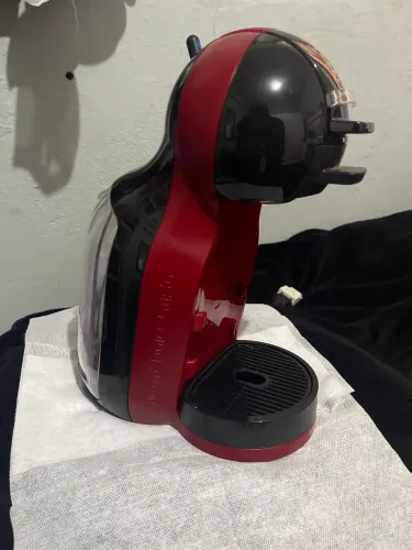 Cafeteira Mini Me vermelha e preta 110V Nestlé