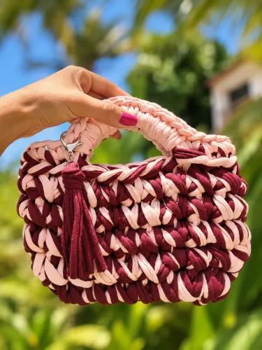 Bolsa de mão artesanal feita em crochê com fio de malha 