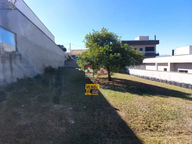 Terreno Padrão em Condomínio em Pindamonhangaba