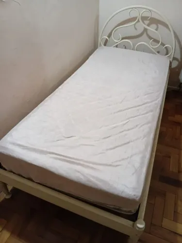 Cama de ferro branca