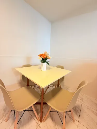 Mesa de Jantar 4 Lugares + 4 Cadeiras Eiffel | Seminova | Excelente Estado