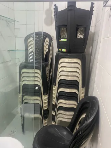 Cadeiras de plástico