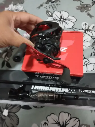 Conjunto de pesca vara e carretilha novos