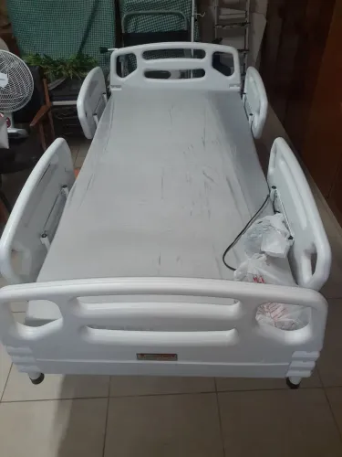 Cama hospitalar fowler motorizada.(Leito com elevação de luxo)