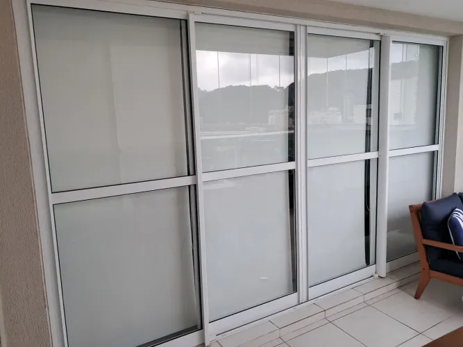 Porta tipo balcão em alumínio
