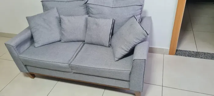 Sofá 2 lugares em linho cinza SUEDE, muito conservado.
