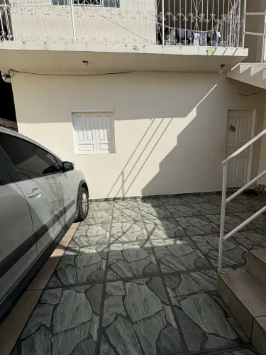 Alugo apartamento no térreo 