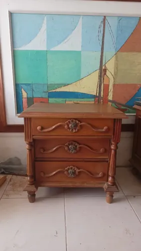 Mesa de Cabeceira Antiga em Madeira Maciça Entalhada (Criado-Mudo)