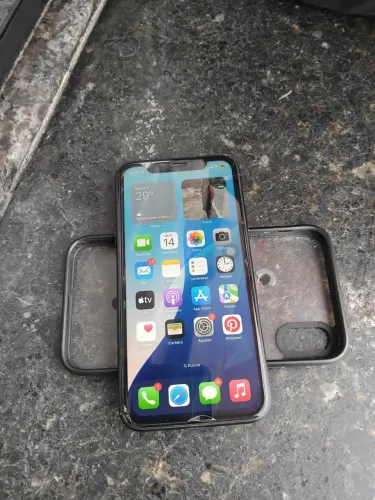 iPhone XR trincado