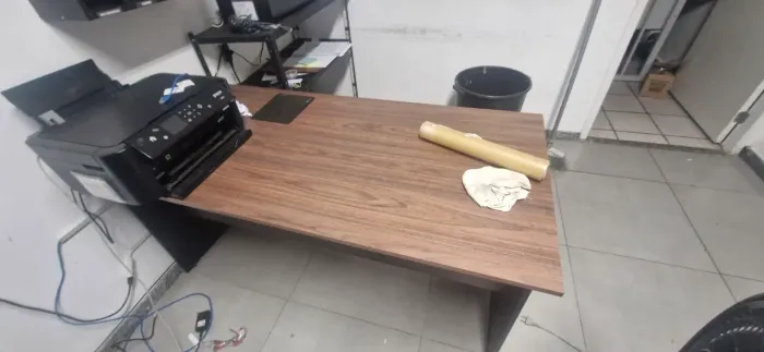 Mesa escritório bem nova