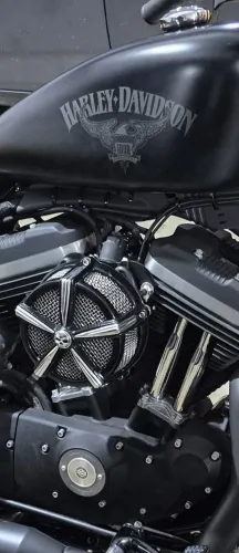 Harley-Davidson Iron 883 Black Denim - Customizada, Baixa Quilometragem e Impecável!