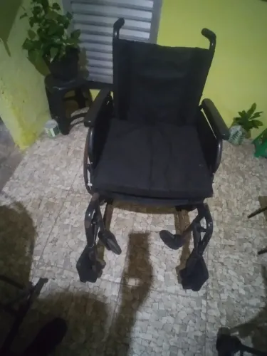 Cadeira de rodas e de banho.