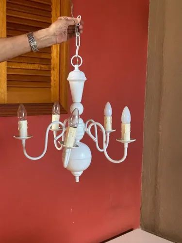 Lustre Clássico com 05 braços e 05 capuzes, na cor branca.