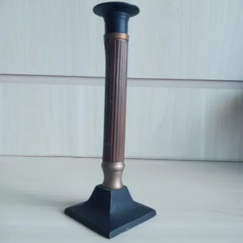 Antigo Castiçal e Porta Velas Solitário em Art Nouveau em Metal .