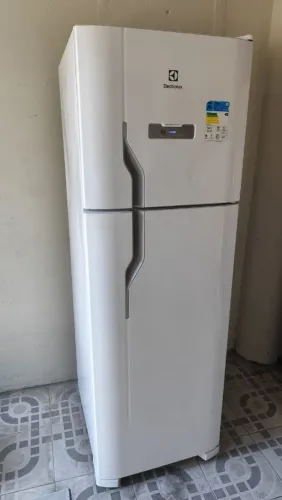 Vendo geladeira Electrolux Frost Free funcionando perfeitamente faço entrega 