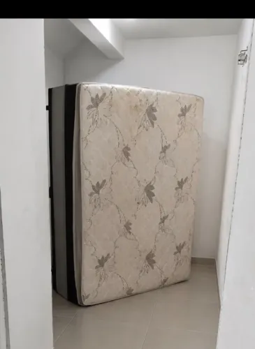 CAMA QUEEN COM MOLAS ENSACADAS SEMI-NOVA