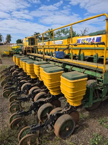 Plantadeira Tatu Ultra flex 13x45 - 2012<br>? Local: Jataí-GO<br>? Valor: R$ 75.000,00
