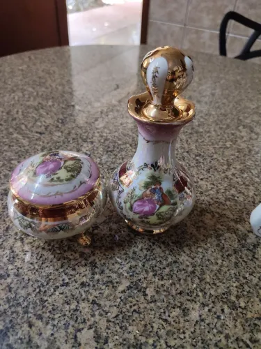 Conjunto de toucador vintage de porcelana, com perfumeiro e porta jóias