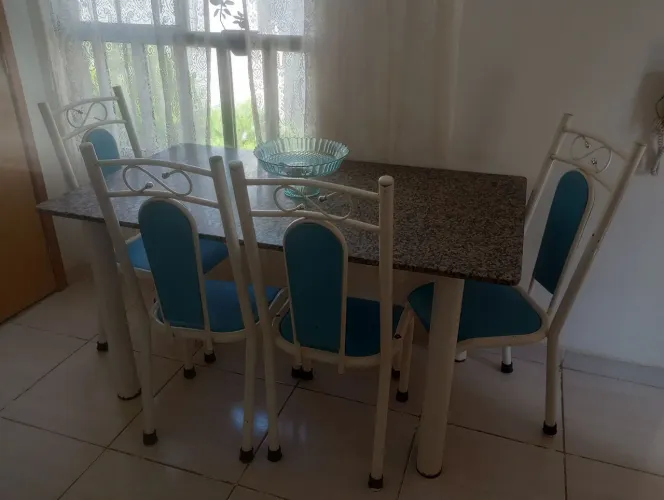 Mesa de granito com 4 cadeiras