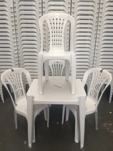 Mesa Plástica com 04 Cadeiras Antiderrapantes 182kg