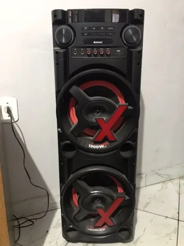 Caixa de som amplificada em excelente estado. Só tem 6 meses de uso.