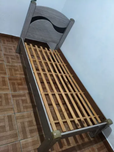 Cama solteiro, com alguns detalhes mas qualidade boa