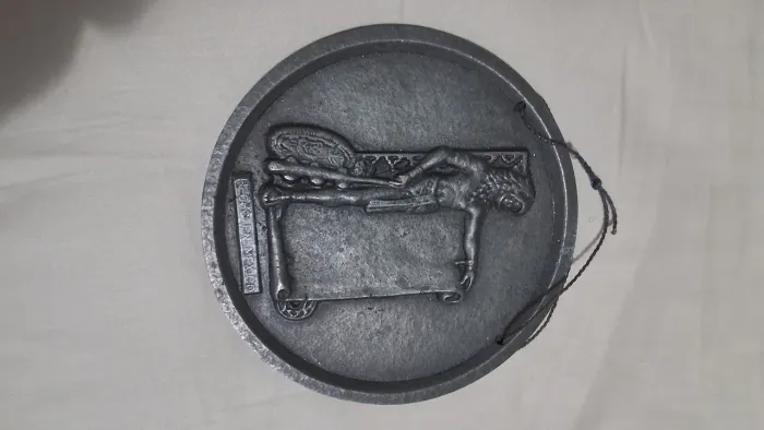 Medalhão asteca em metal