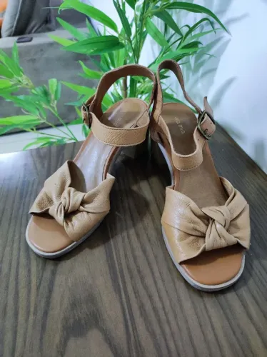 Sandália via mia nova sem uso couro legítimo Tam: 36 caramelo