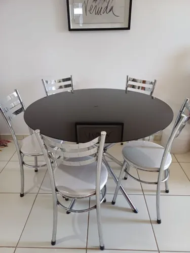 MESA COM TAMPO DE VIDRO REDONDO E CINCO BANQUETAS ESTOFADAS