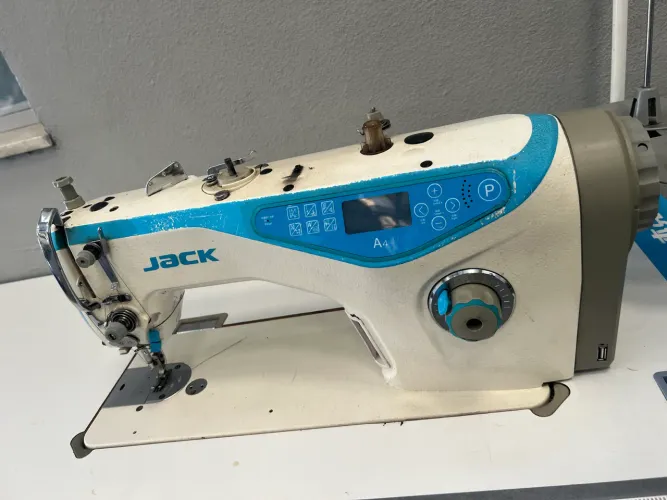 Maquina de Costura Reta Eletronica Jack A4
