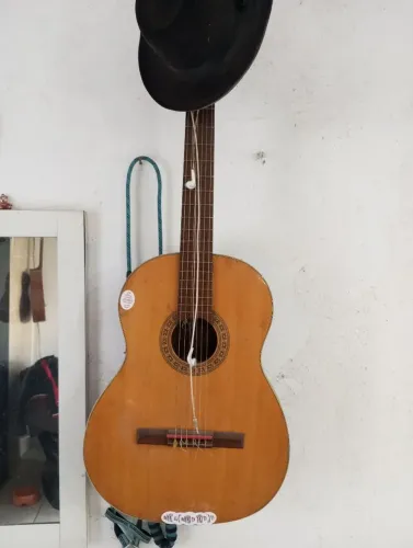 3 Violão e um único valor.