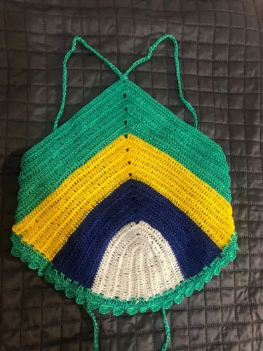 Croped do Brasil feito de crochê 