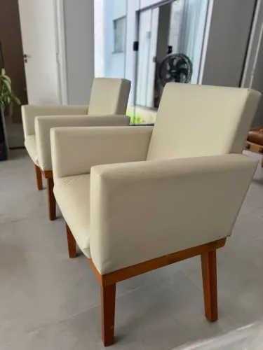 2 Poltronas Bege Courino