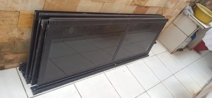 Vendo porta de alumínio 4 folhas
