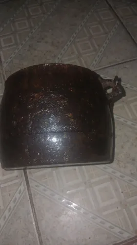 Caldeirão de ferro antigo 