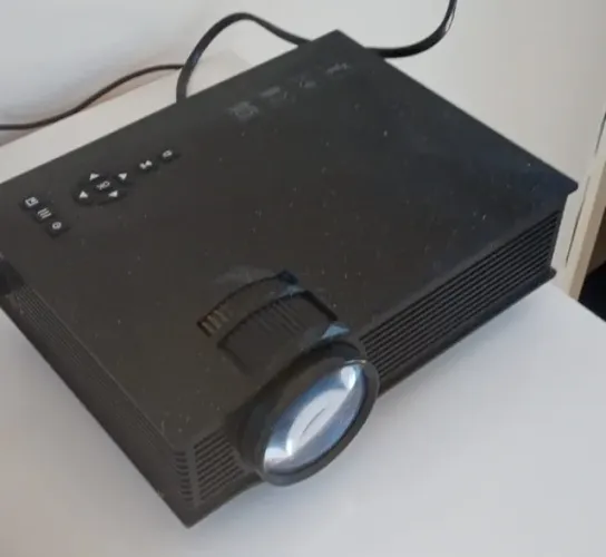 Projetor de imagem UNIC UC46.