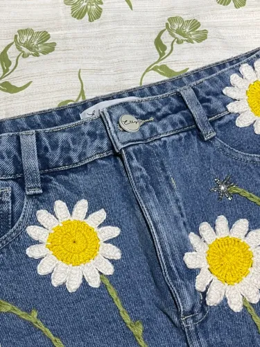Saia jeans com bordado 