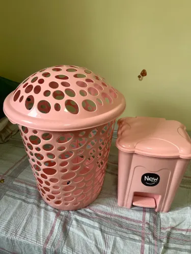 Cesto de roupa e lixeira
