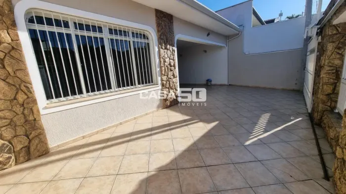 Casa com Edícula a venda!