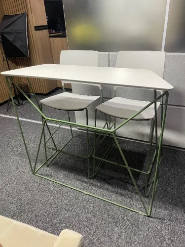 Conjunto Mesa com Duas Cadeiras