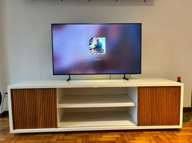 Rack branco com portas ripadas de madeira