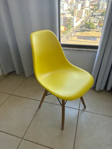 Cadeira Eiffel amarela