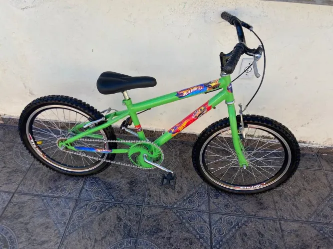 Bicicleta aro 20 infantil hot Wheels com rodas aéreo!!