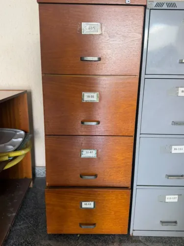 Armário de madeira disponível para venda!